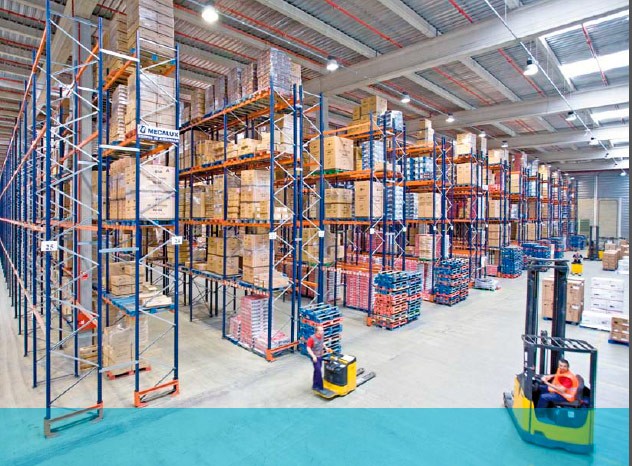 Ремонт стеллажей на складе. Замена поврежденных элементов.